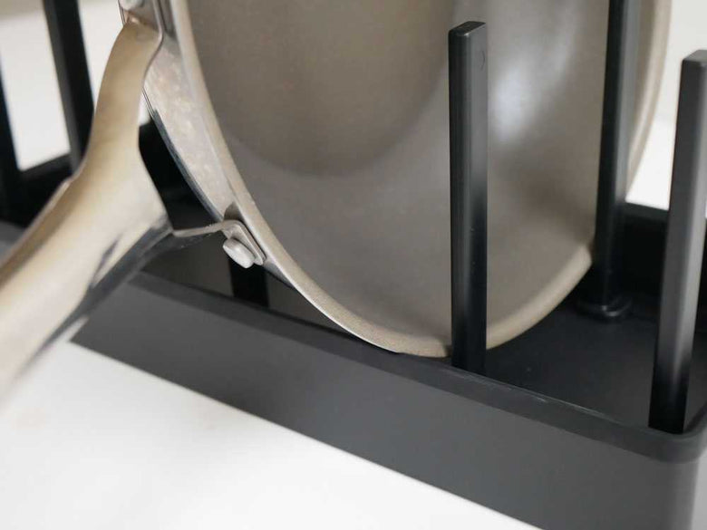 幅調節可能なシンク下鍋蓋＆フライパン収納スタンド