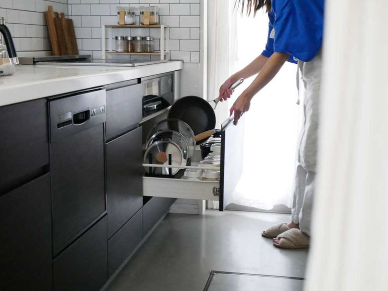 シンク下用の鍋蓋とフライパンを収納するスタンド