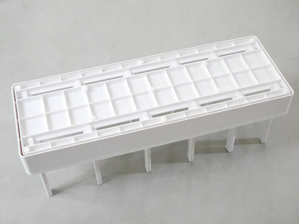 シンク下に設置された鍋蓋とフライパンの収納スタンド