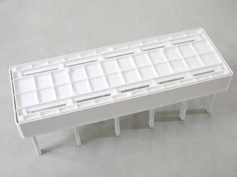 シンク下に設置された鍋蓋とフライパンの収納スタンド