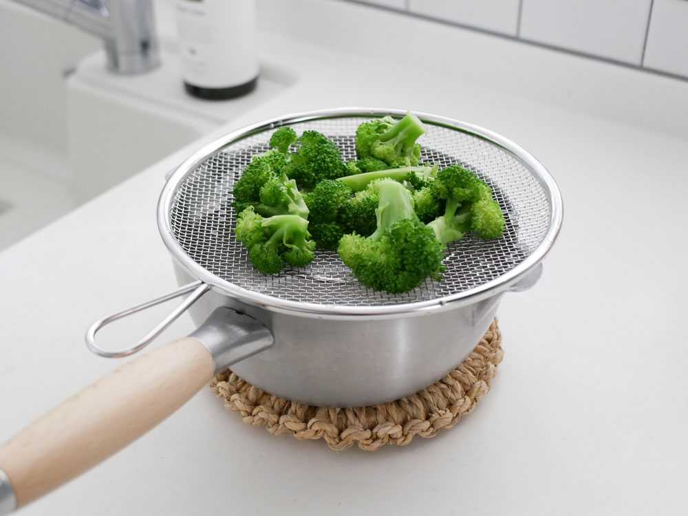 ママクック手付き盆ザル21cmのキッチン用ザル