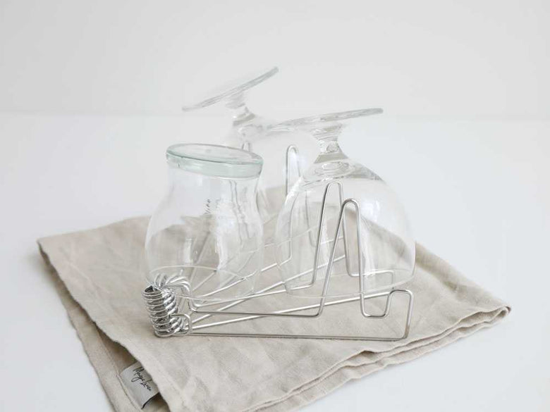 ルプループの縮む水切りラックがキッチンに置かれています