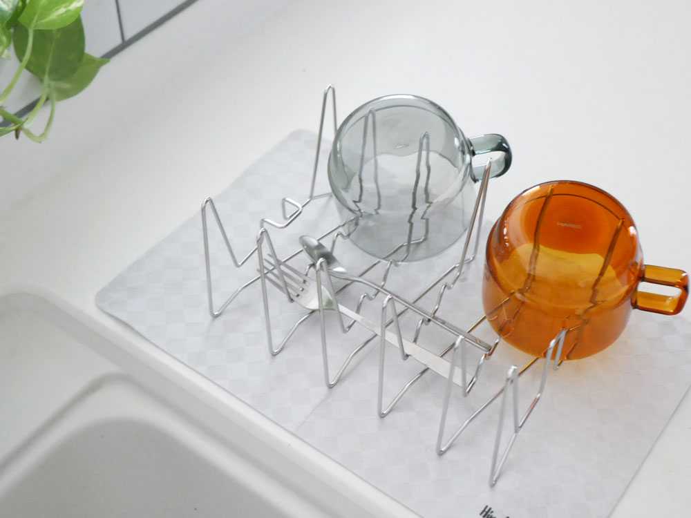 ルプループの縮む水切りラックにボトルを立てて乾燥させている様子