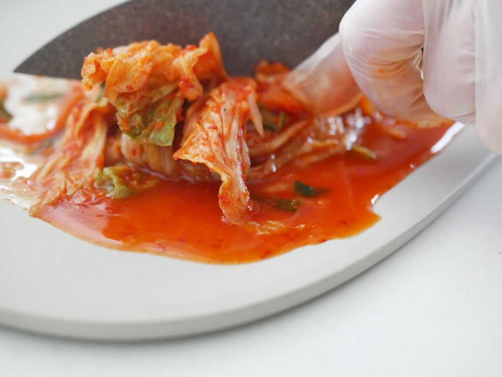 キムチや肉、ソースを載せたサレマTPUカッティングボード