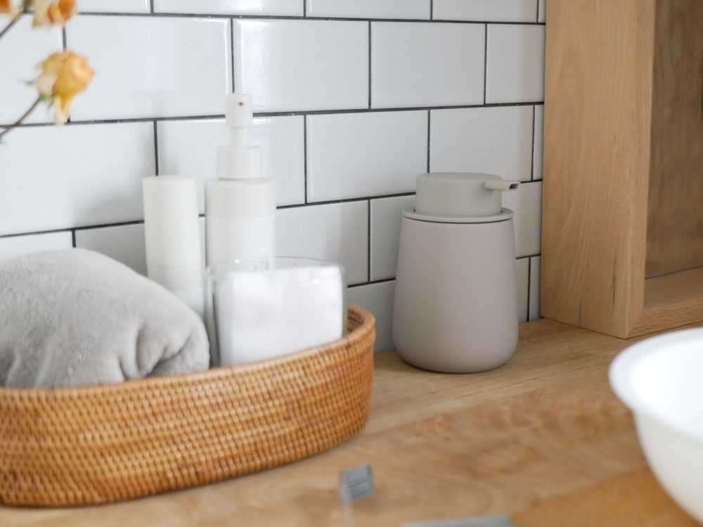 マット質感の陶器製ソープディスペンサー