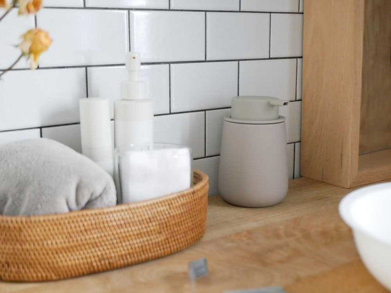 マット質感の陶器製ソープディスペンサー