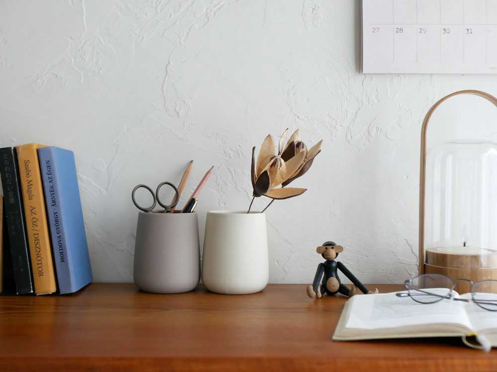 マットな質感の陶器製ソープディスペンサー