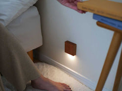 木製センサーライトCALMとベッドルームのインテリア