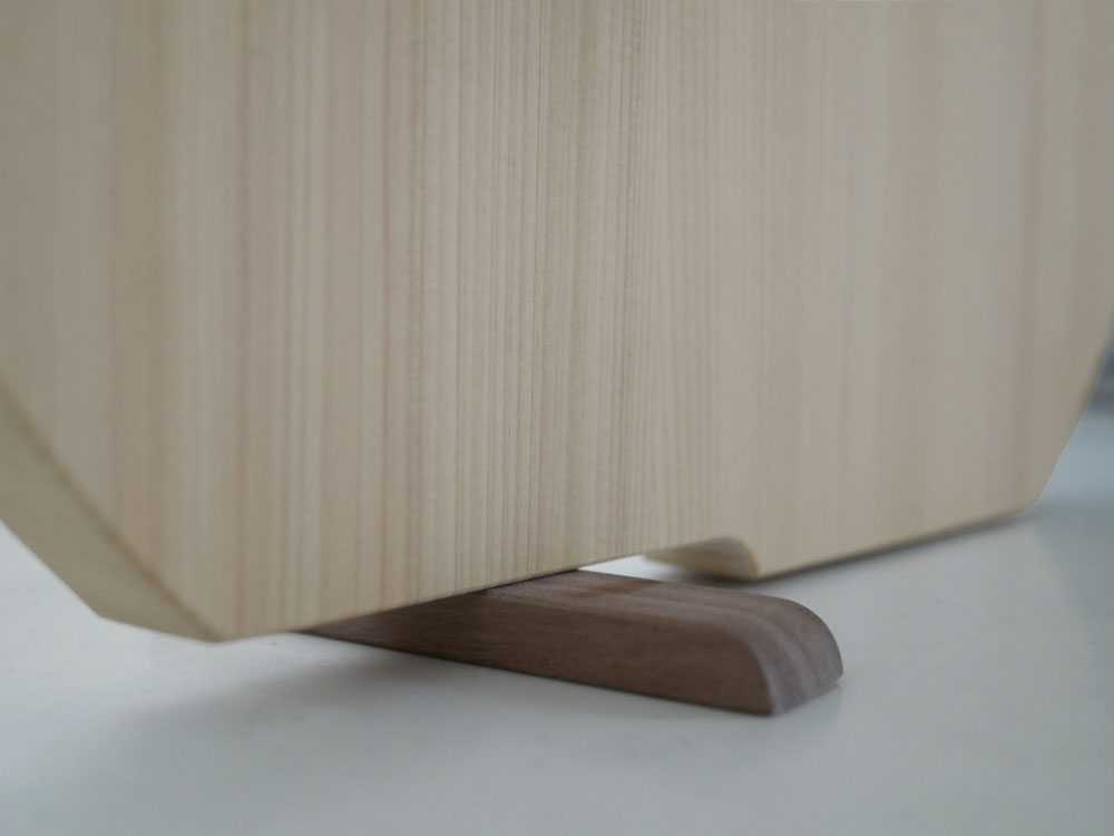 ヒノキ製の立つまるいまな板の写真