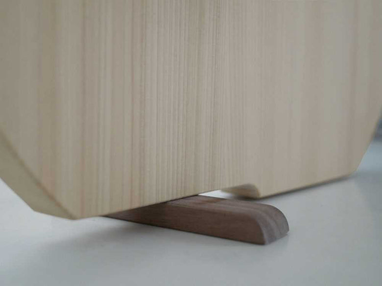 ヒノキ製の立つまるいまな板の写真