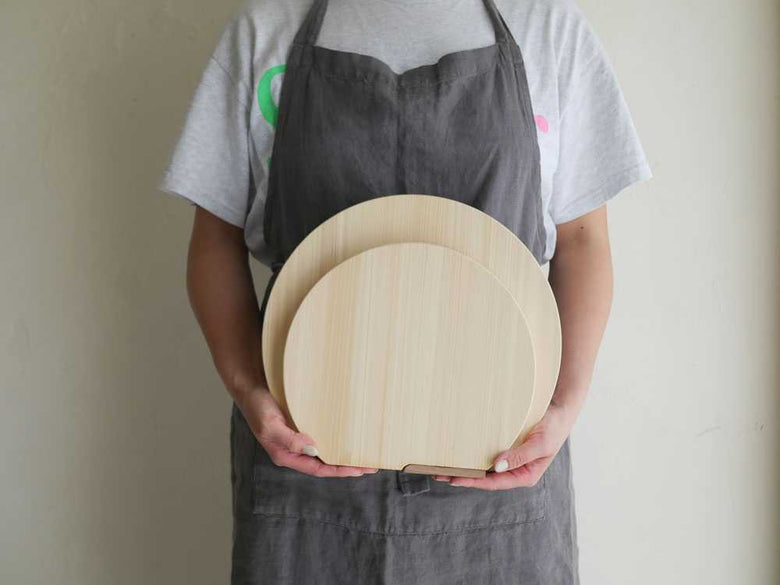 ヒノキの立つまるいまな板と木製スタンド
