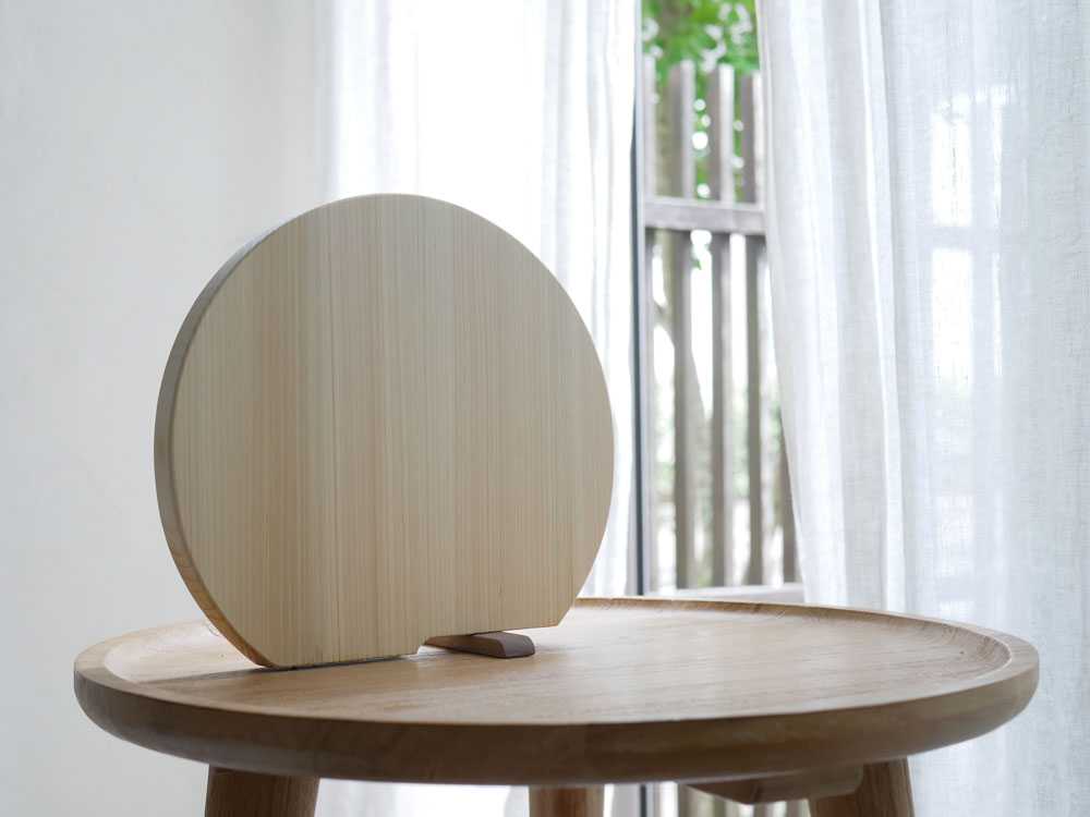 ヒノキの丸いスタンド付きまな板