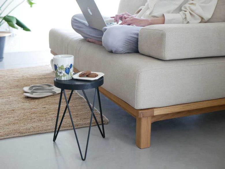 ポッシュリビングのオールブラックサークルスタンド