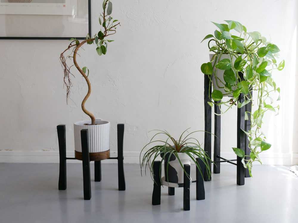ポッシュリビングのブラック折りたたみポットスタンド