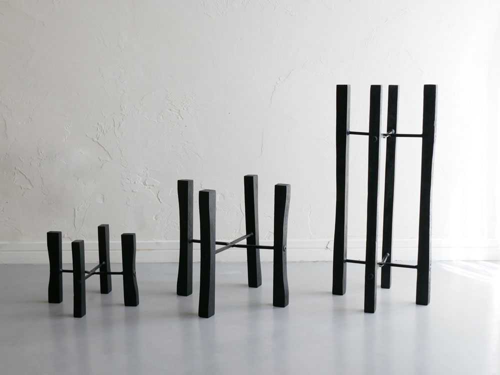 ポッシュリビングの黒い折りたたみポットスタンド