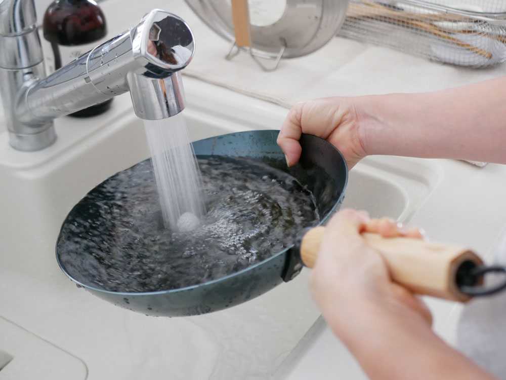 藤田金属「元気じゃない日のフライパン」調理中