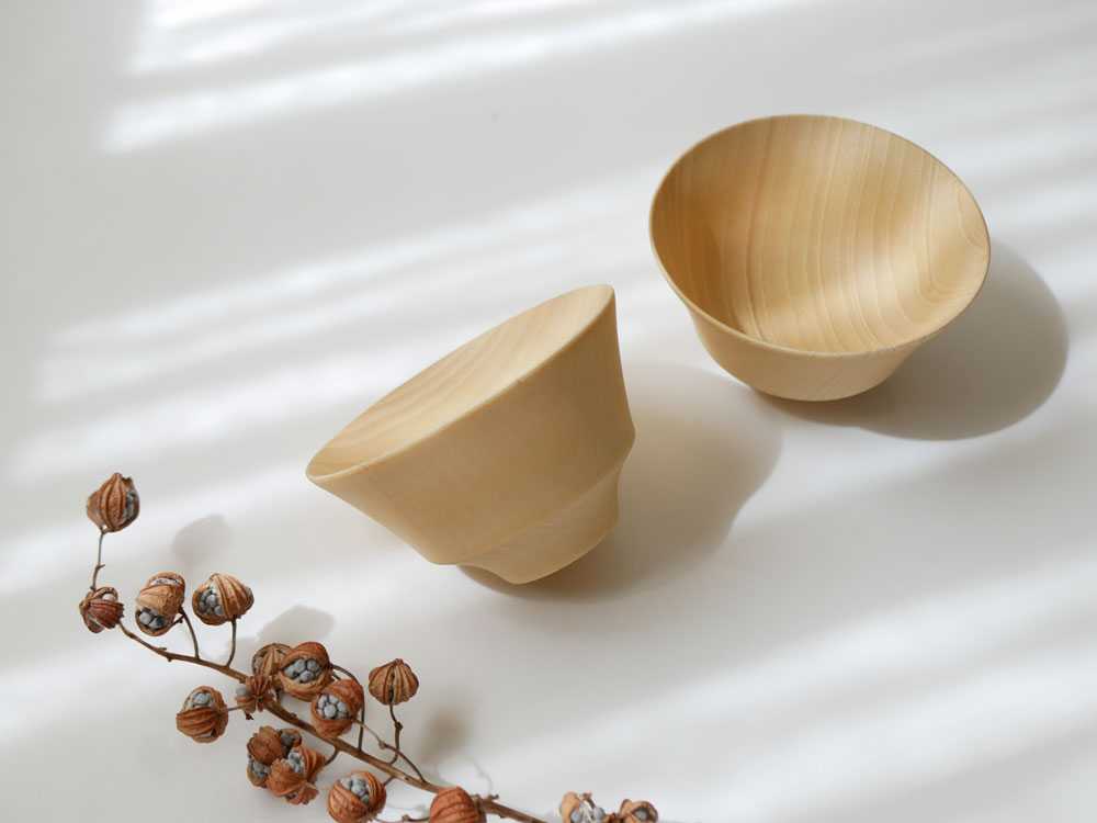 天然木の汁椀が置かれたテーブル