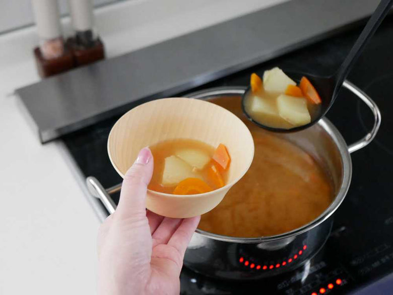 天然木の汁椀にスープが入っている
