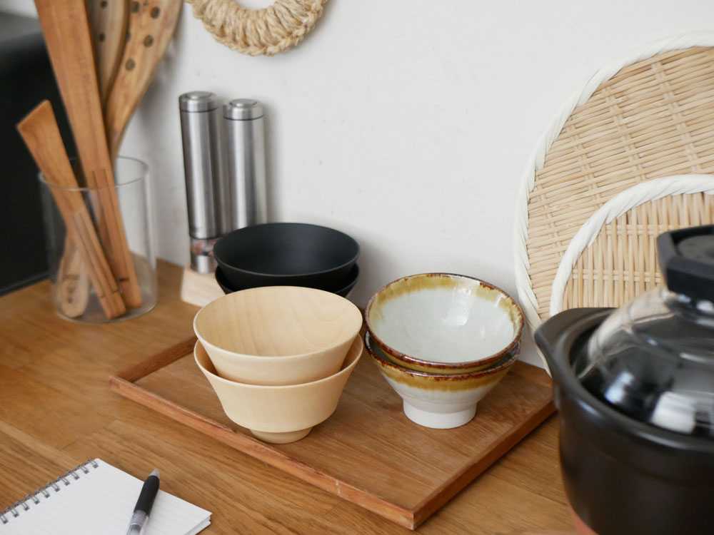 天然木の汁椀と食器が並ぶテーブル