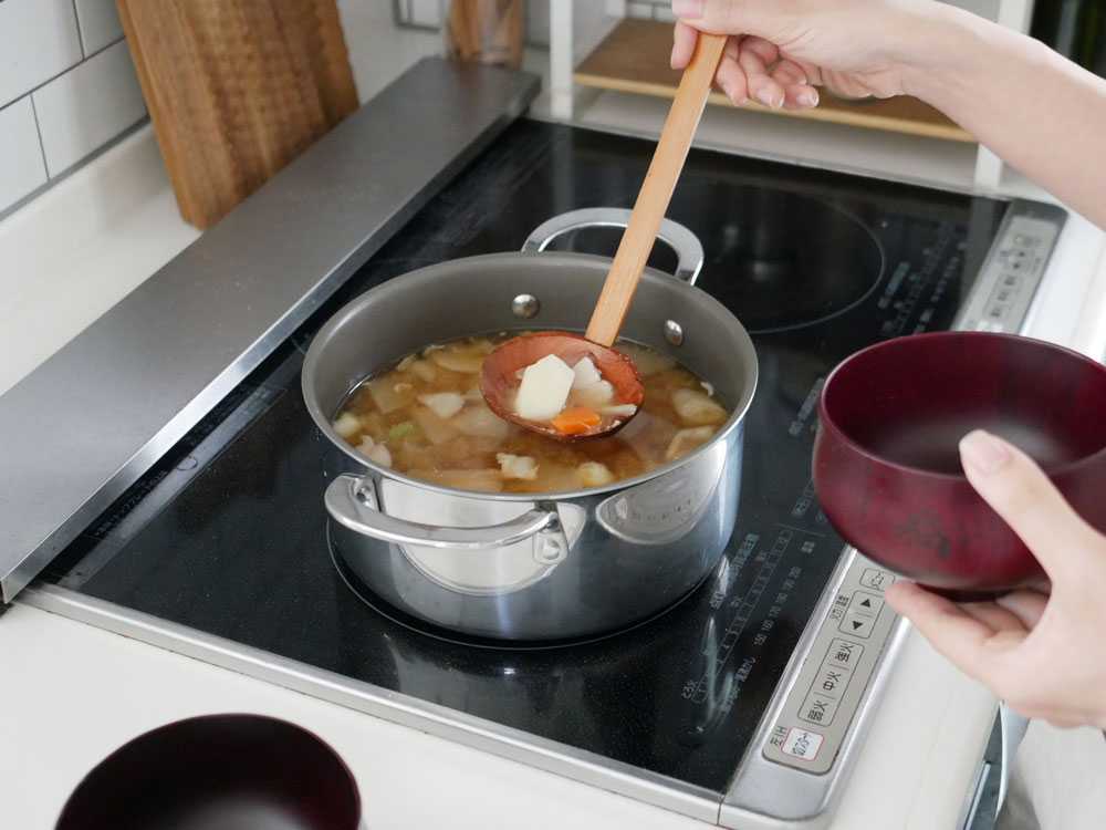 コレールのこびりつきにくい次世代キャセロールフライパン