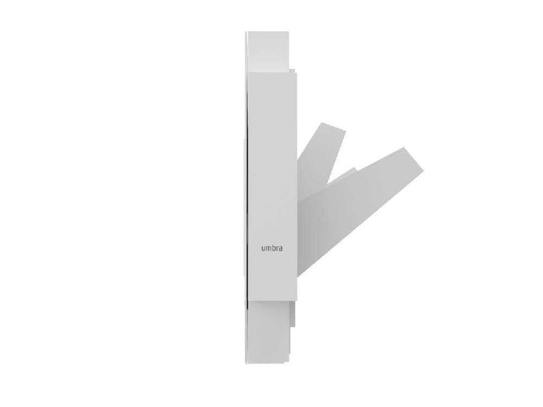 アンブラのスティックマルチフックが壁に取り付けられている様子