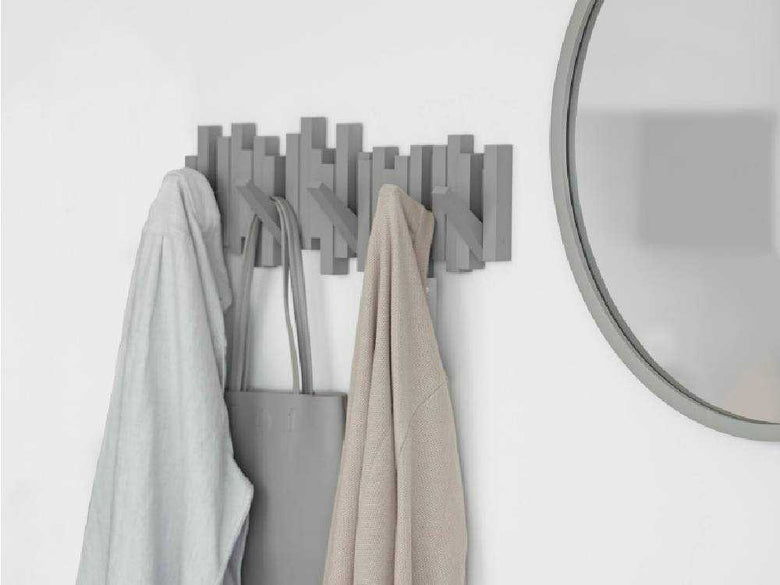 アンブラのスティックマルチフックが壁に設置されている