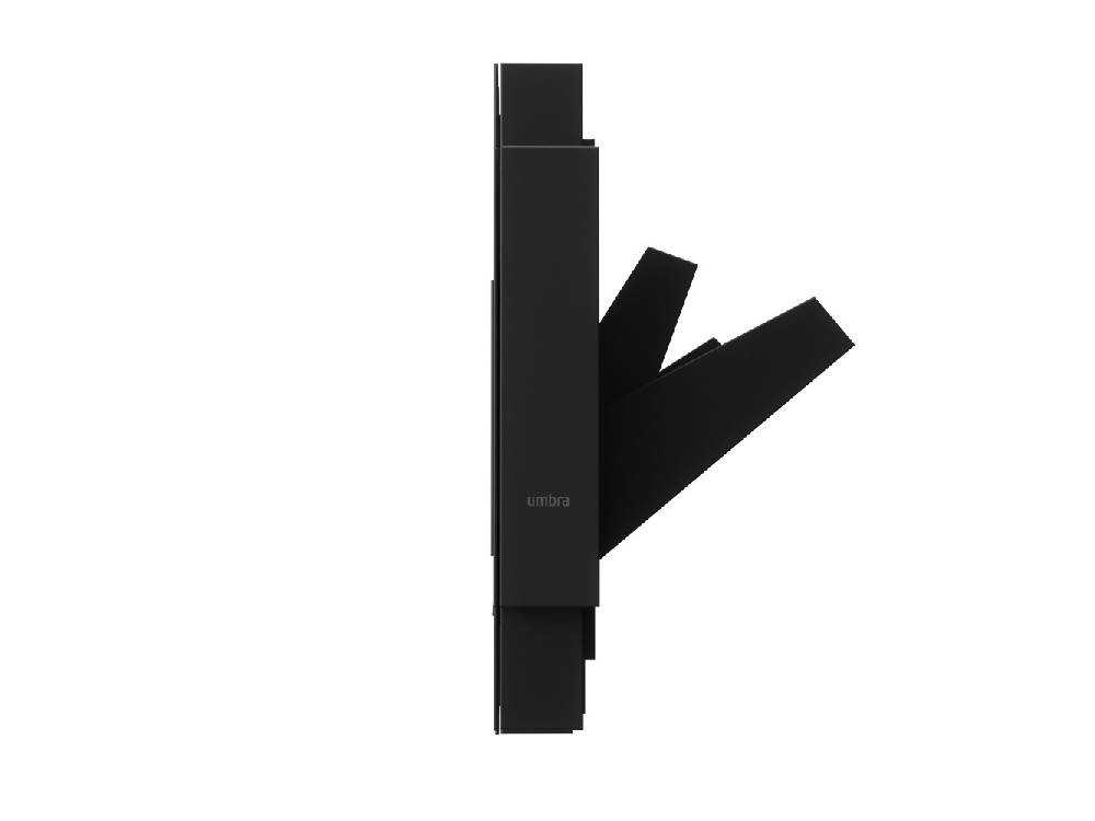 アンブラのスティックマルチフックが壁に取り付けられている様子