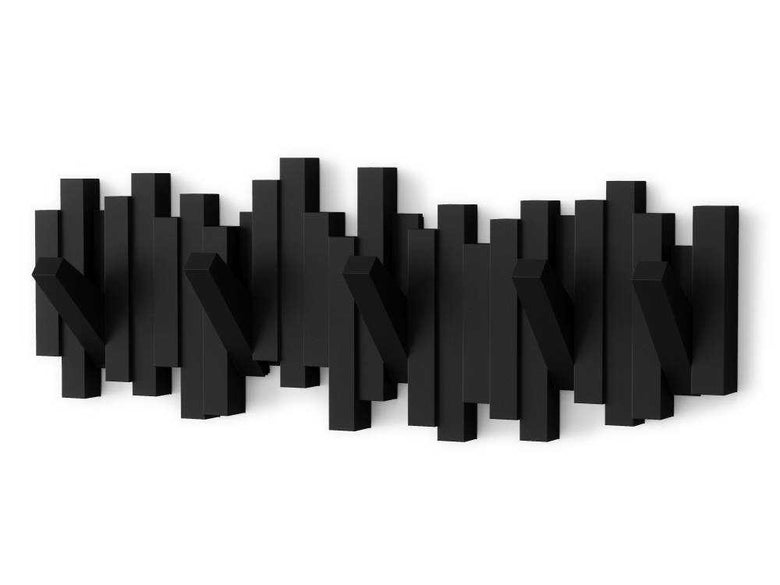 Umbra製スティックマルチフックが壁に設置された様子