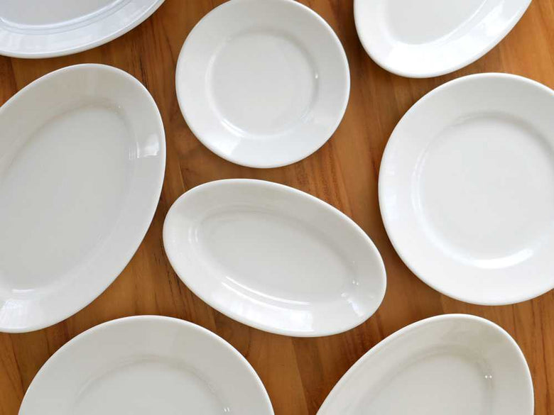 サタルニアの白いチボリオーバルプレート