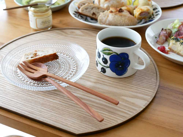 天然木の半月型食器が並ぶテーブル