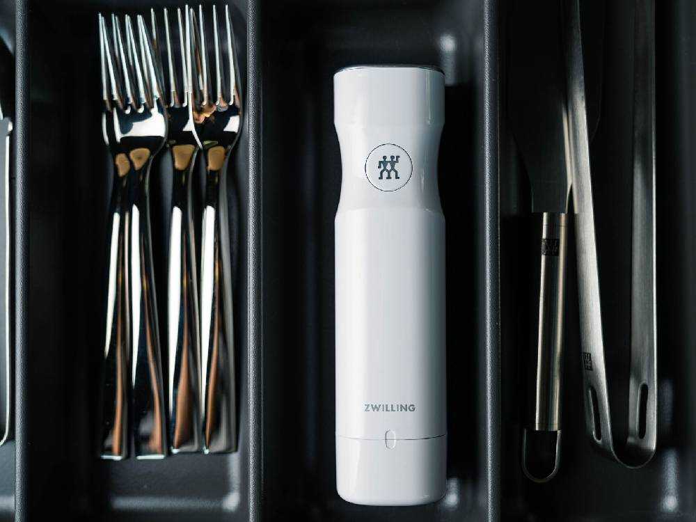 ツヴィリング真空保存パック機とUSBケーブル