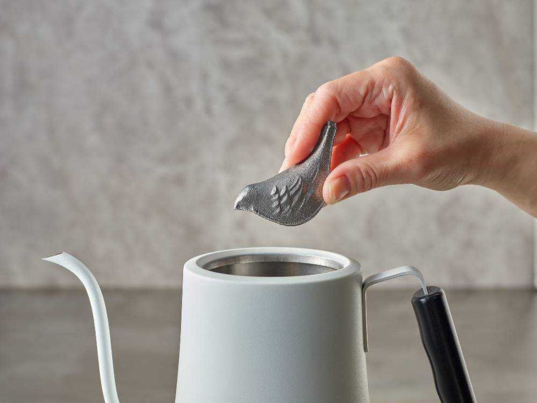 オークスの鉄製小鳥フィギュア