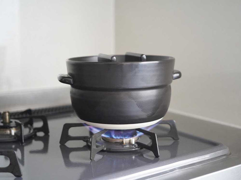 耐熱陶器のごはんの鍋とガスコンロ