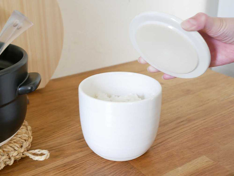 白と黒の陶の飯びつが並べられている