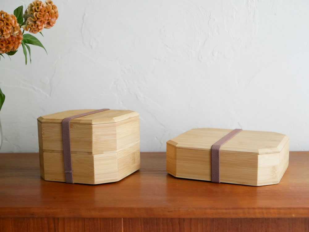 伝統的な竹製のお重が美しく配置された写真