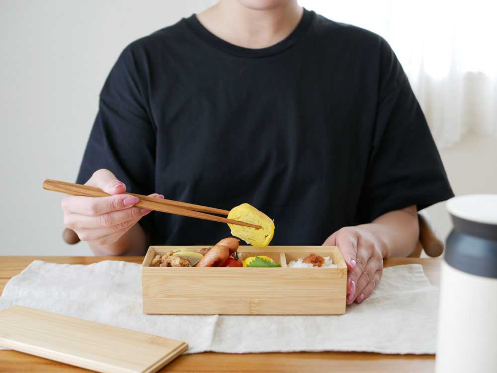 竹のお重が積み重ねられた様子