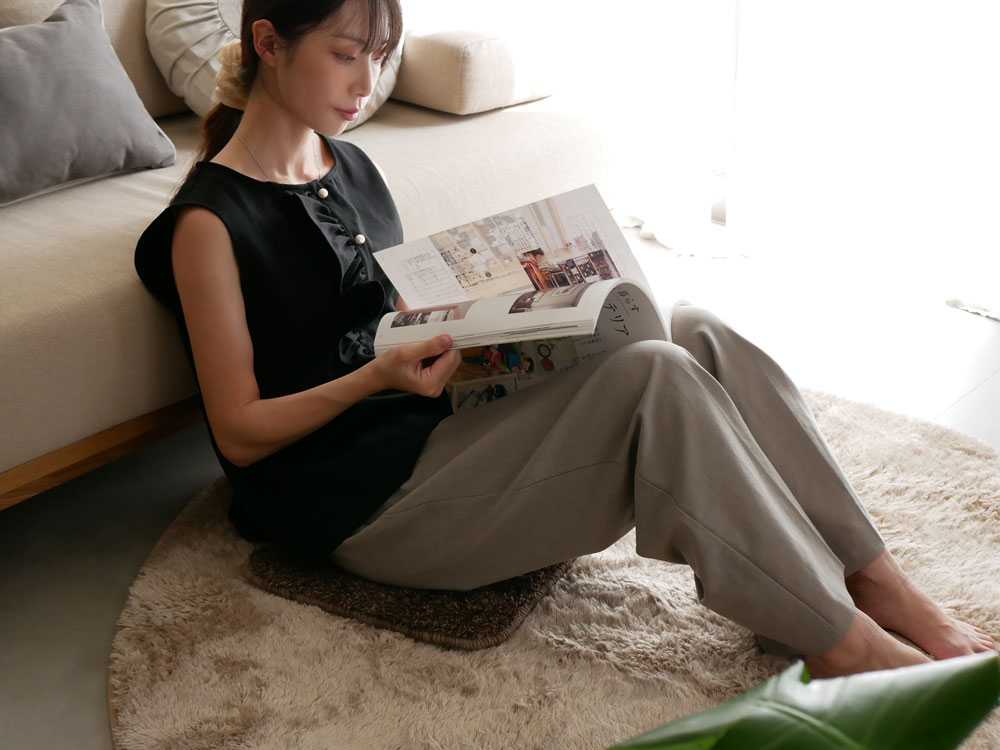 リビングルームのソファに置かれた洗える低反発シャギーチェアパッド