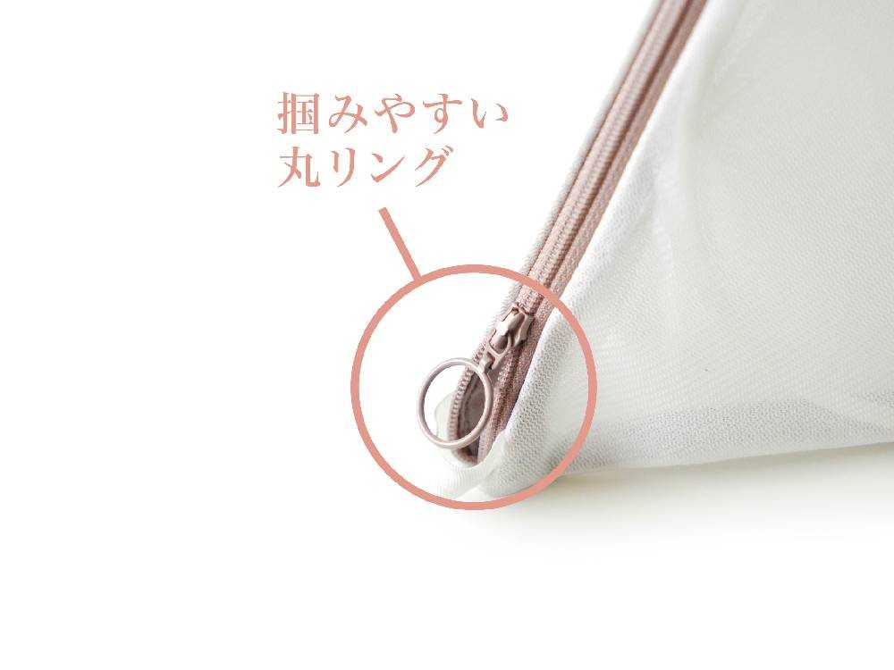 ピンクのファスナー付きレザーバッグとコインパース・ペンケース