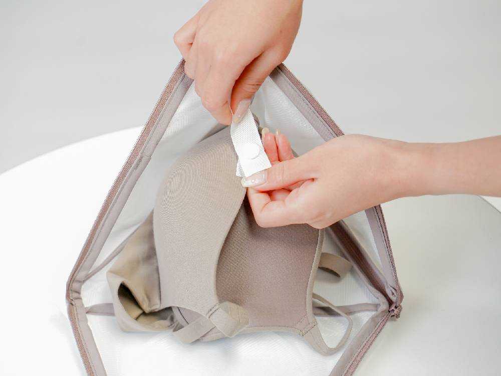 ピンクのリネンとレザーのバッグ