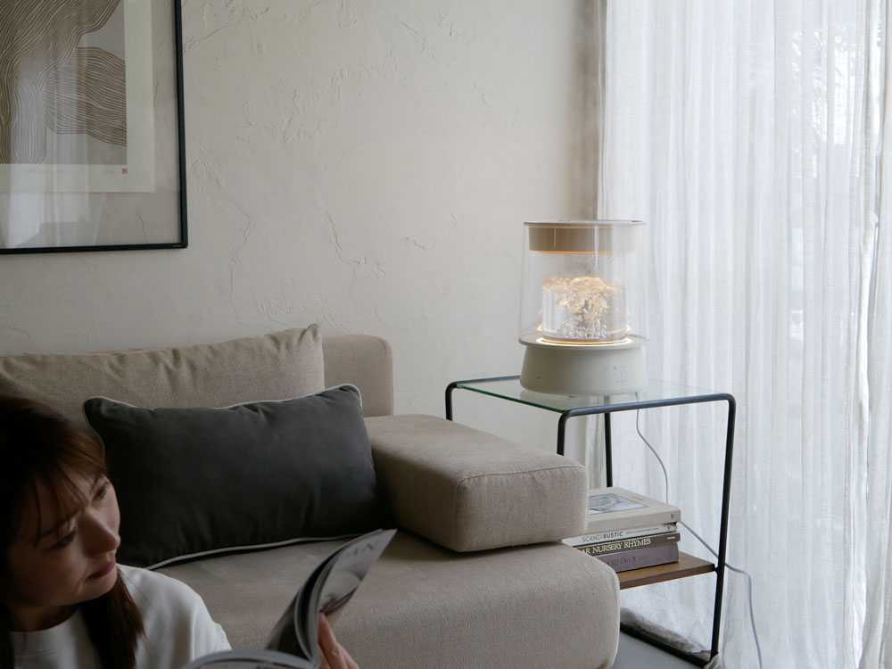 クワッズのガラススチーム加湿器が配置されたリビングルーム