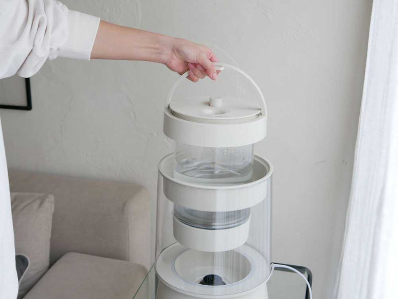 QUADSクワッズのガラススチーム加湿器と蓋がキッチン棚に置かれている