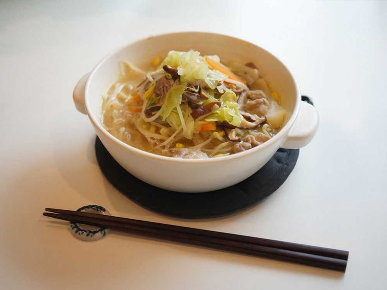 直火のラーメン鍋で作られた具沢山のラーメン