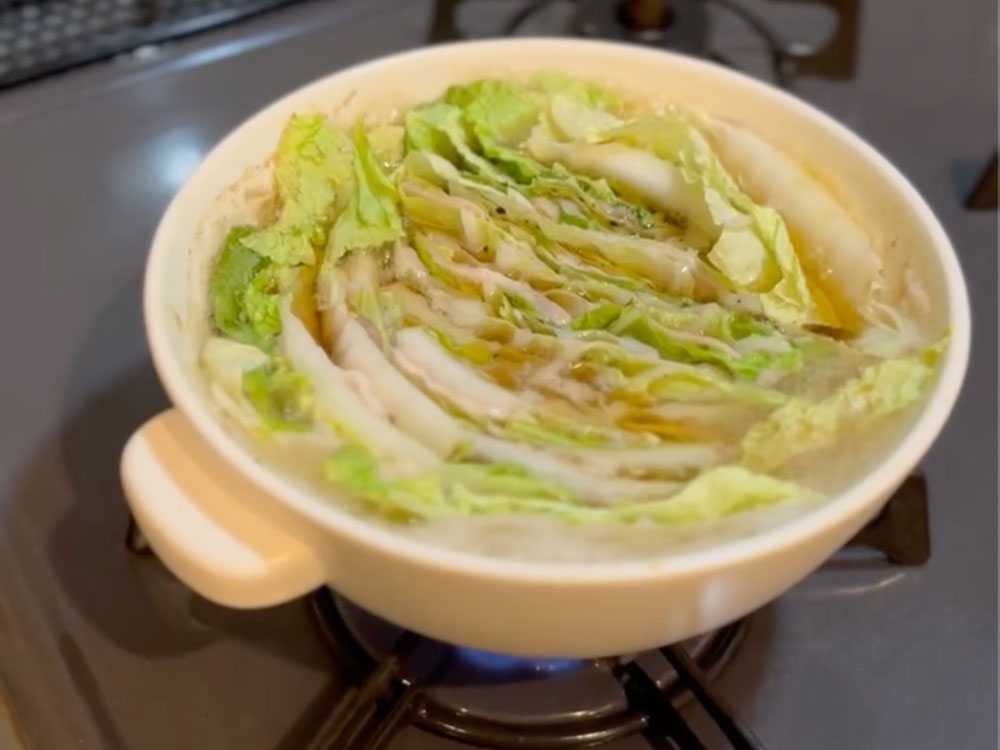 直火のラーメン鍋で調理された野菜たっぷりのラーメン