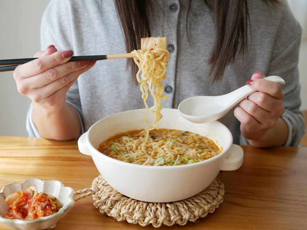 かもしか道具店の直火ラーメン鍋で調理されたラーメンと食器