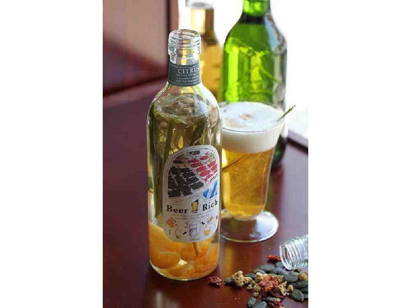 ビアリッチのロゴ入りガラスボトルのアルコール飲料