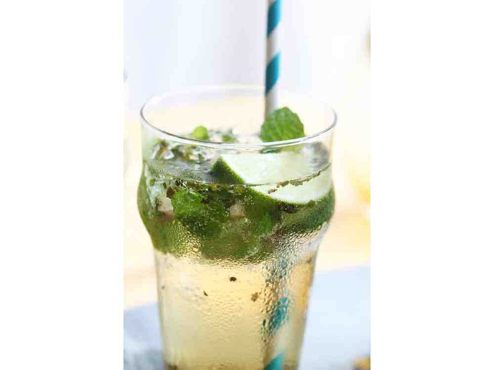 ミントとライムの入ったホームメイドモヒート