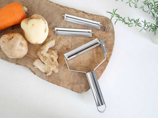 ワンタッチで替え刃交換！1本3役 ニュースピードピーラー 替え刃1枚付きセット / 太千切刃の仕様シーン1