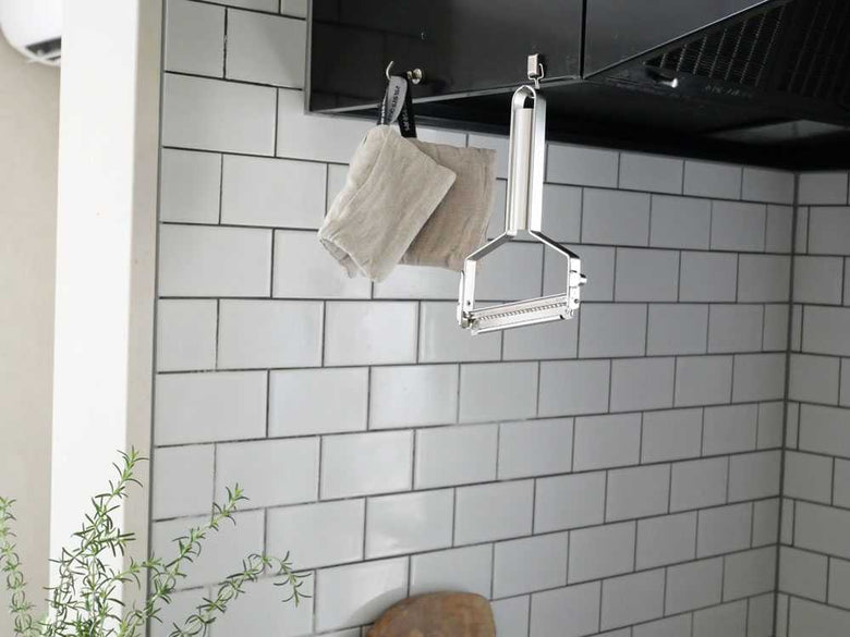 ワンタッチで替え刃交換！1本3役 ニュースピードピーラー 替え刃2枚付きセット / 太千切刃＆細千切刃の仕様シーン5