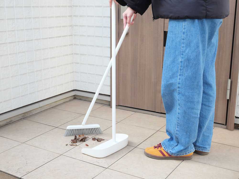【marna/マーナ】スタンドほうきちりとり ホワイト《汚れからめ取りクロス2枚組付き - HinataLife特別セット》の仕様シーン8