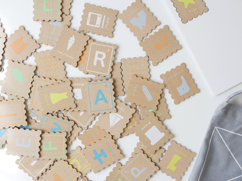 douブランドのABCスタンプセット。MDFボード製のABC木製カード、アクリルボード、綿製ショルダーバッグが揃った商品写真